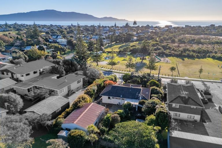 Photo of property in 36 Queens Road, Waikanae Beach, Waikanae, 5036