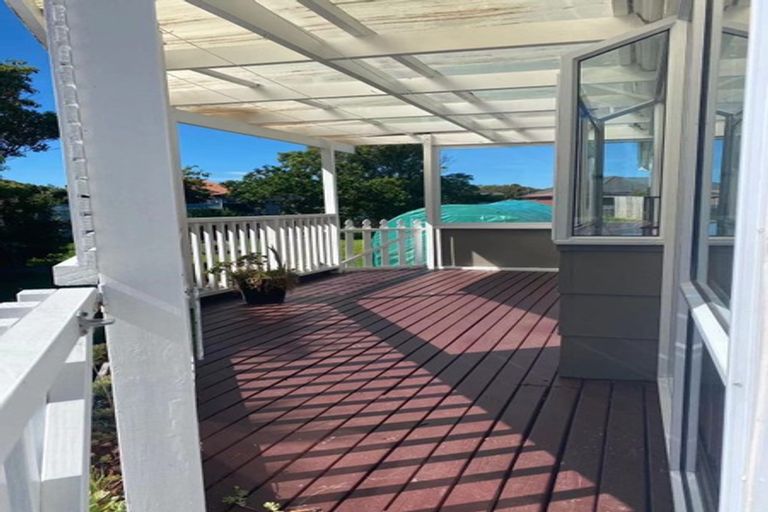 Photo of property in 27 Clinton Avenue, Te Atatu Peninsula, Auckland, 0610