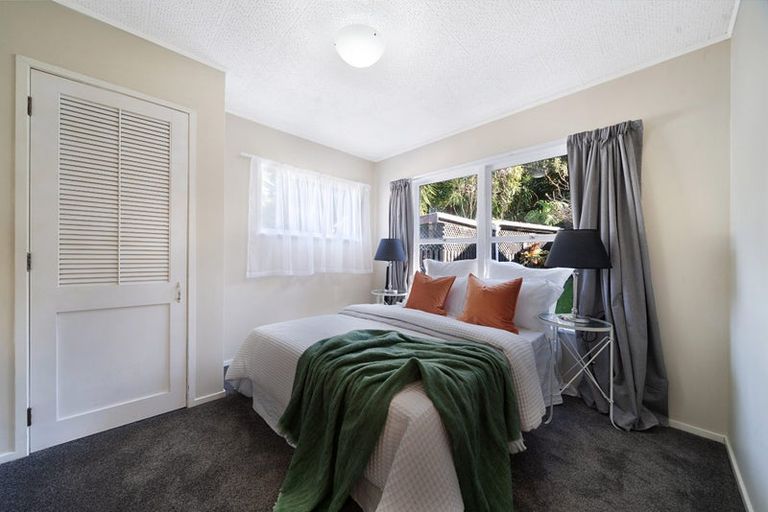 Photo of property in 28 Manhattan Heights, Glendene, Auckland, 0602