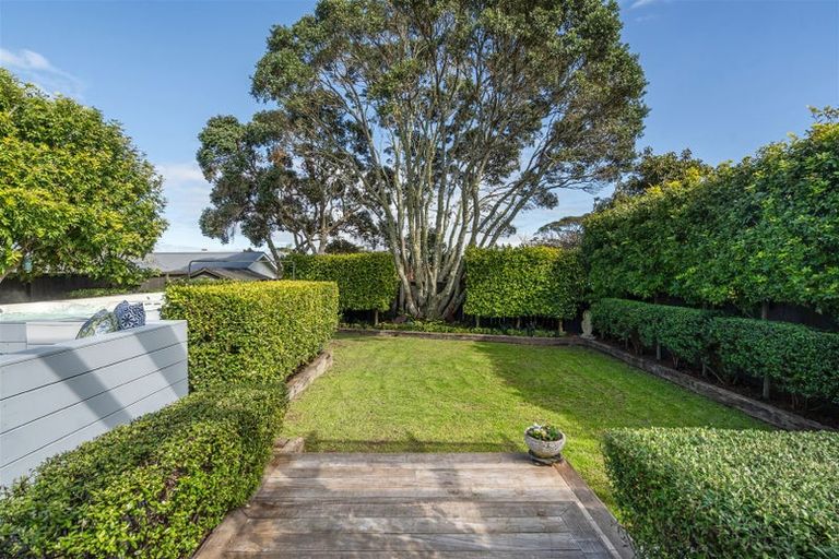 Photo of property in 15 North Avenue, Narrow Neck, Auckland, 0624