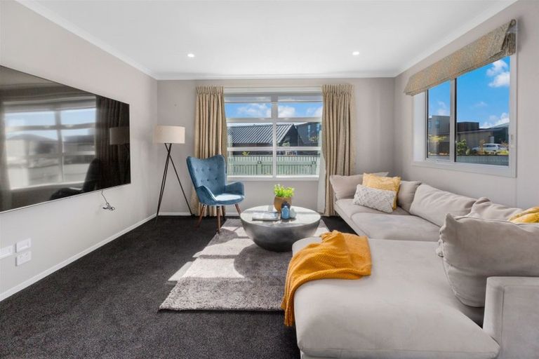 Photo of property in 11 Rotorua Grove, Aotea, Porirua, 5024