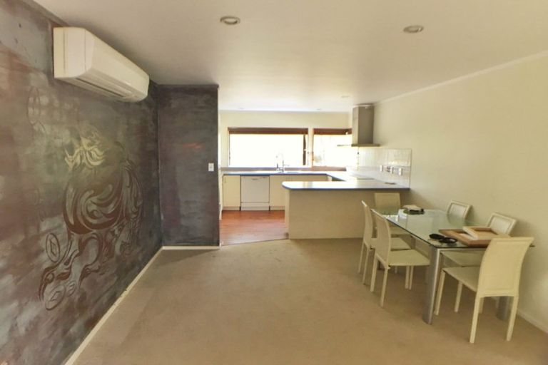 Photo of property in 4 Oystergrove Road, West Harbour, Auckland, 0618