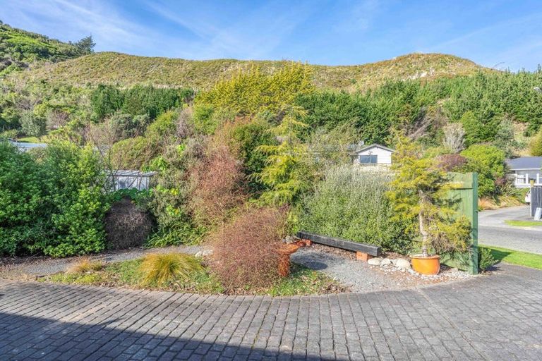 Photo of property in 14 Poneke Drive, Waikanae, 5036