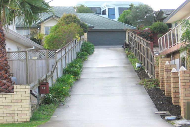 Photo of property in 2/22 Ribbonwood Crescent, Goodwood Heights, Auckland, 2105