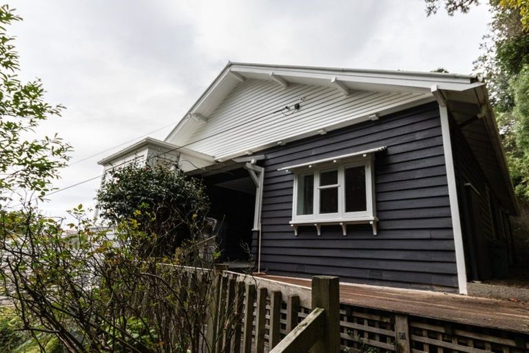 Photo of property in 43 Ngaio Road, Kelburn, Wellington, 6012