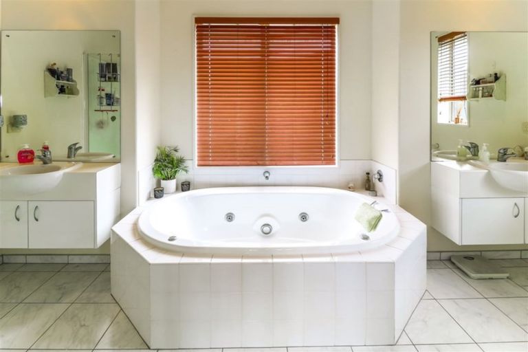 Photo of property in 105 Farnborough Drive, Grandview Heights, Hamilton, 3200