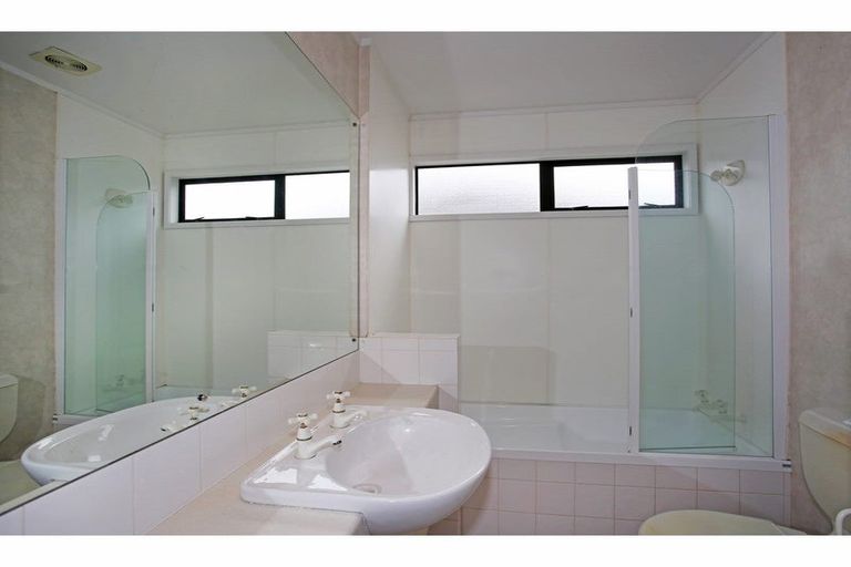 Photo of property in 2/7 Ribbonwood Crescent, Goodwood Heights, Auckland, 2105