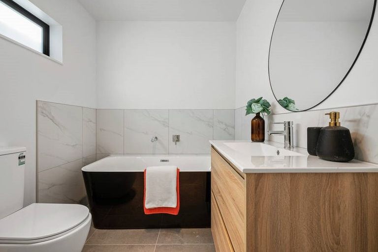 Photo of property in 26b Hutchinsons Road, Bucklands Beach, Auckland, 2014