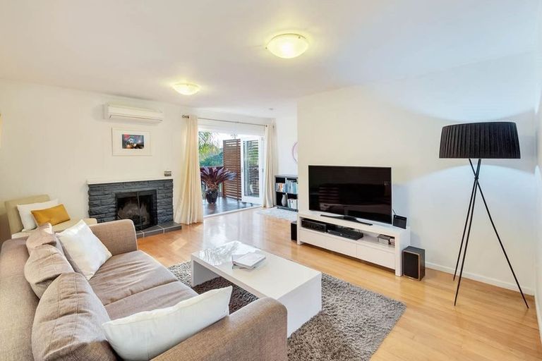 Photo of property in 12 Chilcott Road, Henderson, Auckland, 0612