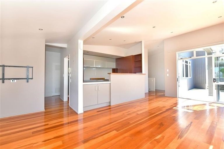 Photo of property in 37 Gledstane Road, Stanmore Bay, Whangaparaoa, 0932