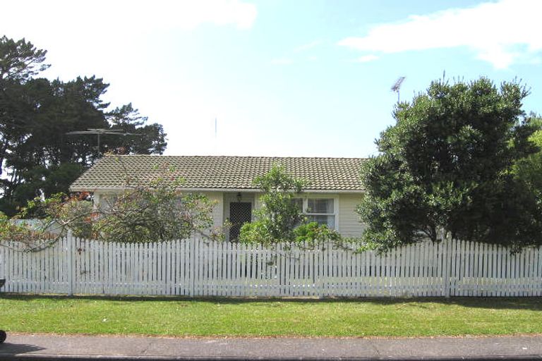 Photo of property in 27 Thornlow Street, Glendene, Auckland, 0602