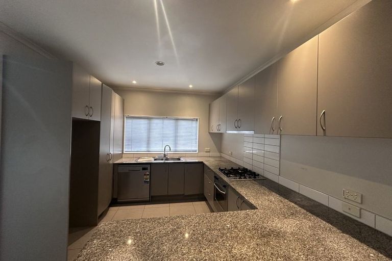 Photo of property in 4/10 Salford Crescent, Flat Bush, Auckland, 2019