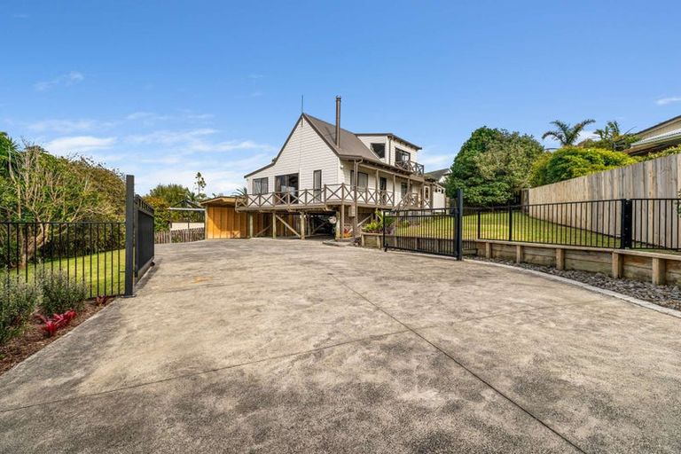 Photo of property in 38 Thorburn Avenue, Red Beach, 0932