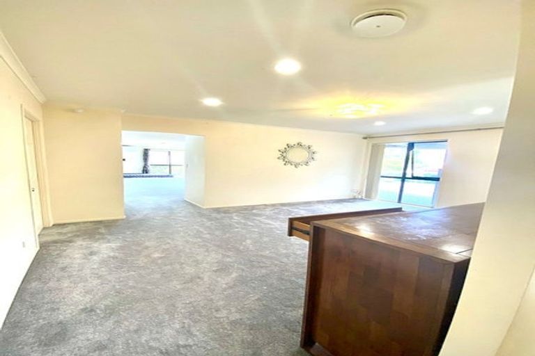 Photo of property in 12 Chadlington Avenue, Henderson, Auckland, 0612