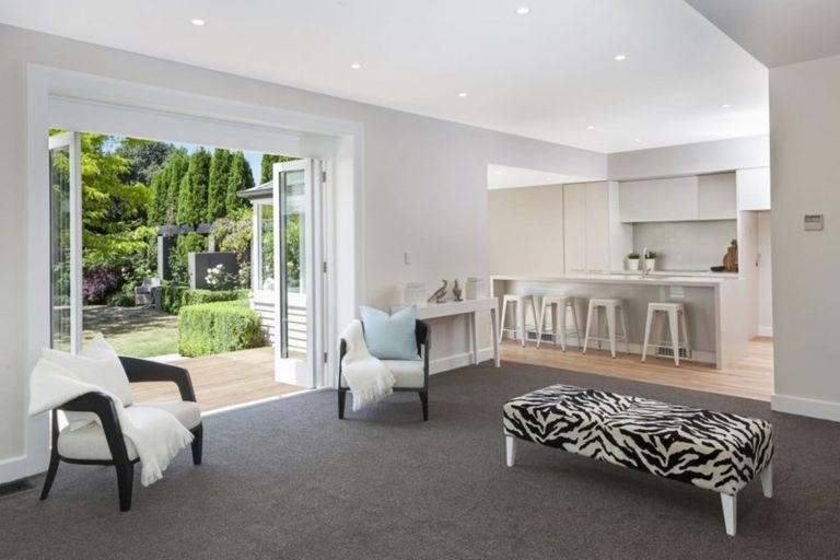 Photo of property in 21 Saint Andrews Square, Strowan, Christchurch, 8052