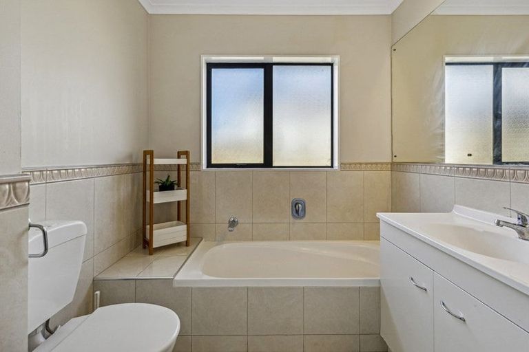 Photo of property in 20 Villino Place, Randwick Park, Auckland, 2105