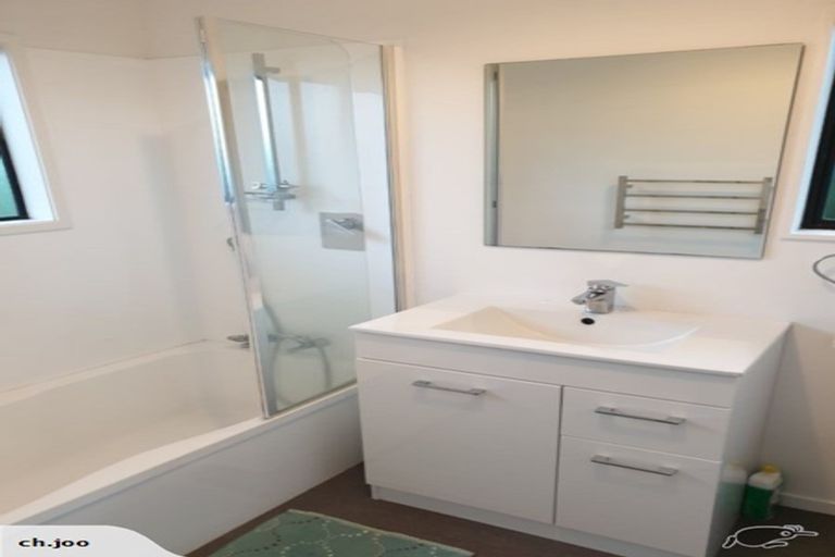 Photo of property in 3 Cassandra Grove, Totara Vale, Auckland, 0629