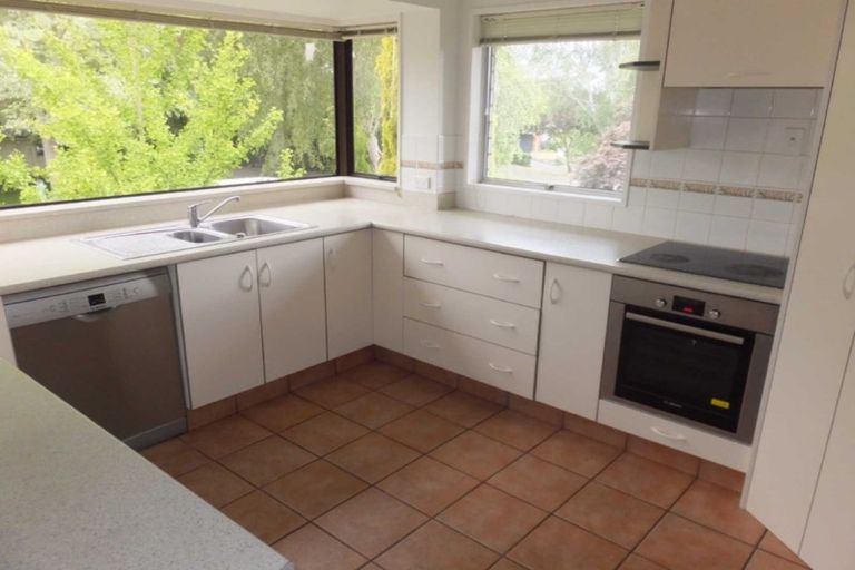 Photo of property in 17 Highland Place, Avonhead, Christchurch, 8042