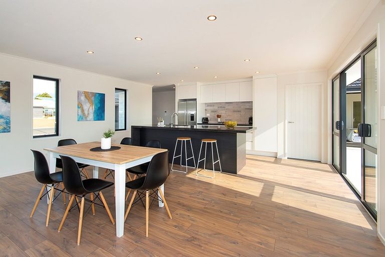 Photo of property in 2 Glennron Lane, Waiuku, 2123