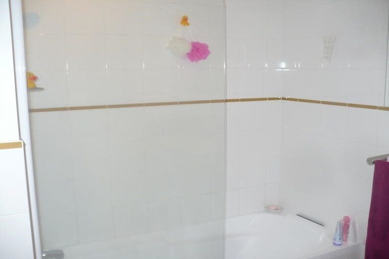 Photo of property in 1 Cron Avenue, Te Atatu South, Auckland, 0610