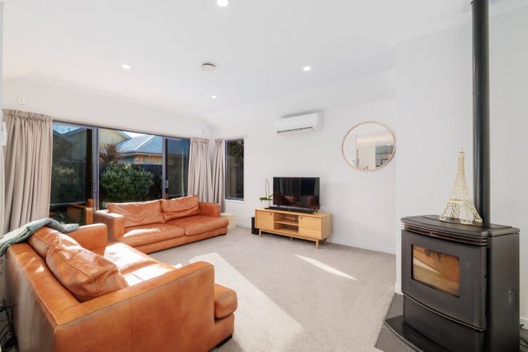 Photo of property in 24 Foresters Crescent, Parklands, Christchurch, 8083