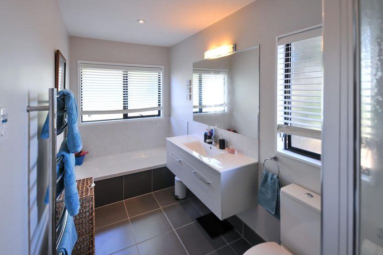 Photo of property in 909 East Coast Road, Northcross, Auckland, 0632