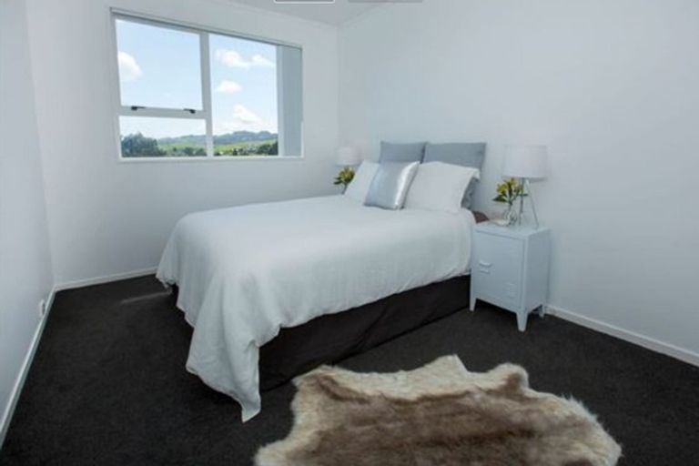 Photo of property in 12a Kingsbridge Place, Newlands, Wellington, 6037