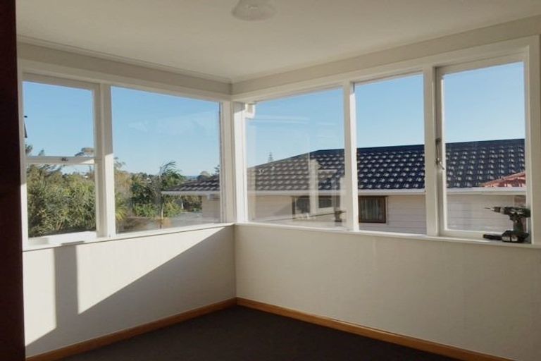 Photo of property in 6 Peach Road, Glenfield, Auckland, 0629