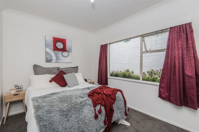Photo of property in 20 Horokiwi Road West, Newlands, Wellington, 6037