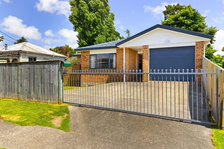 Photo of property in 14 Pooks Road, Ranui, Auckland, 0612