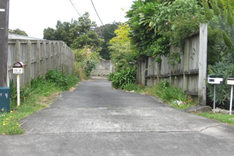 Photo of property in 1/19 Merton Avenue, Glenfield, Auckland, 0627