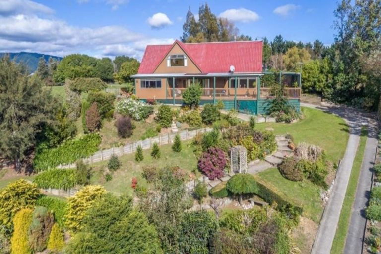 Photo of property in 246 Heatherlea East Road, Levin, 5571