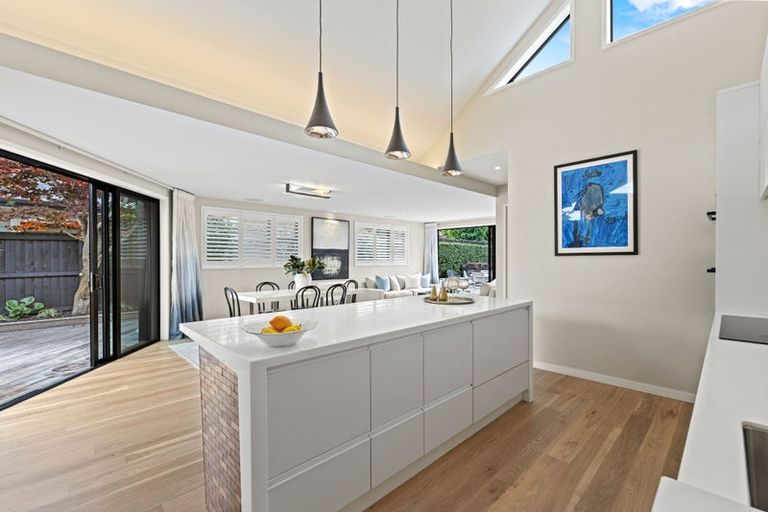 Photo of property in 15 Saint Andrews Square, Strowan, Christchurch, 8052