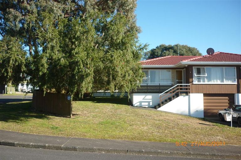 Photo of property in 3/2 Longbill Place, Glendene, Auckland, 0602