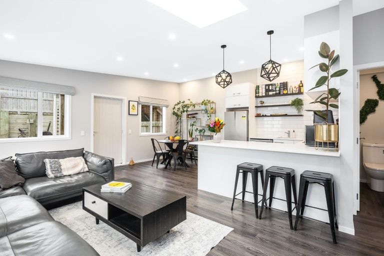 Photo of property in 1a Court Road, Tawa, Wellington, 5028