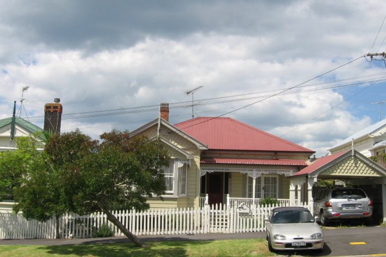 Photo of property in 34 Kiwi Road, Stanley Point, Auckland, 0624