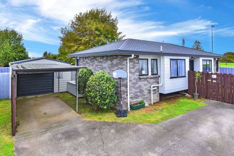 Photo of property in 2/8 Celmisia Place, Weymouth, Auckland, 2103
