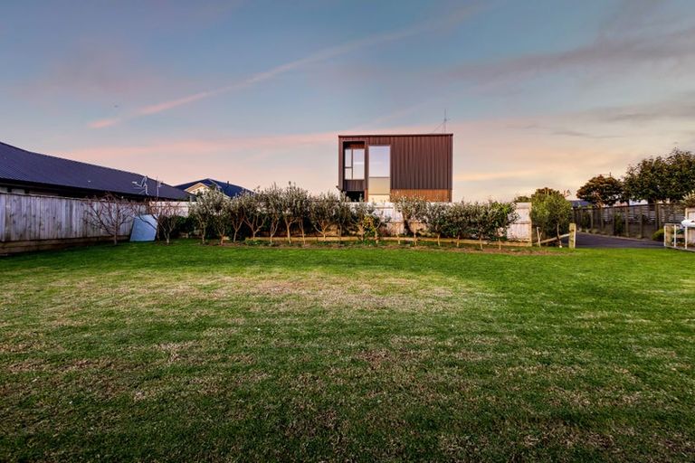 Photo of property in 20 Aderman Place, Hurworth, New Plymouth, 4310