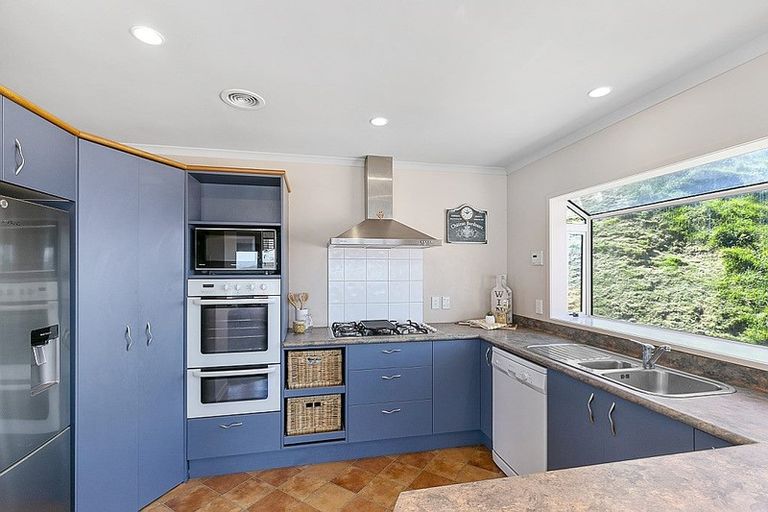 Photo of property in 5 Tamworth Crescent, Newlands, Wellington, 6037