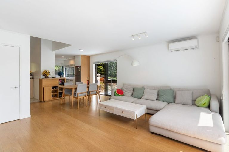 Photo of property in 1/16 Cairnbrae Court, Northcross, Auckland, 0632