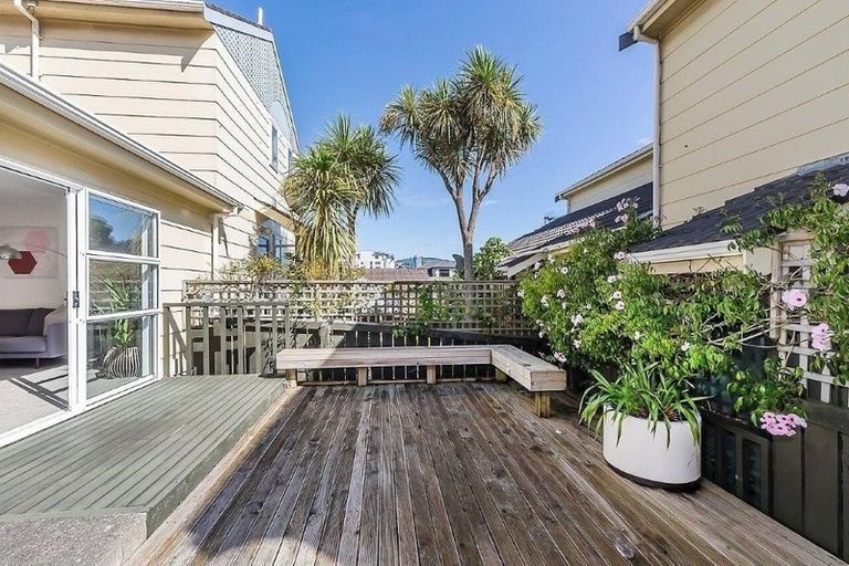 Photo of property in 5a Duke Street, Mount Victoria, Wellington, 6011