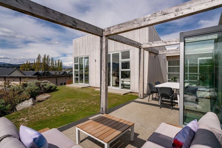 Photo of property in 14 Sunrise Bay Drive, Wanaka, 9305