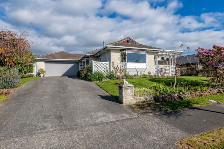 Photo of property in 6 Cranbrook Grove, Waikanae, 5036