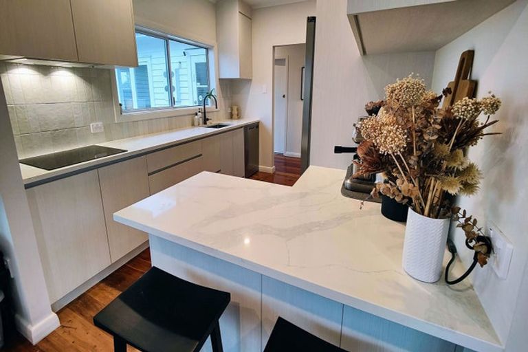 Photo of property in 1/63 Pupuke Road, Birkenhead, Auckland, 0627