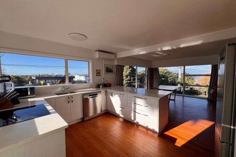 Photo of property in 2/110 Sylvan Avenue, Northcote, Auckland, 0627