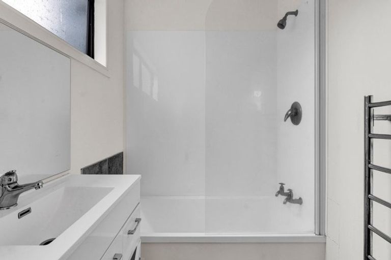 Photo of property in 12 Seaview Road, Marfell, New Plymouth, 4310