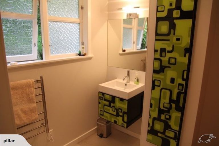 Photo of property in 27 Tio Tio Road, Miramar, Wellington, 6022