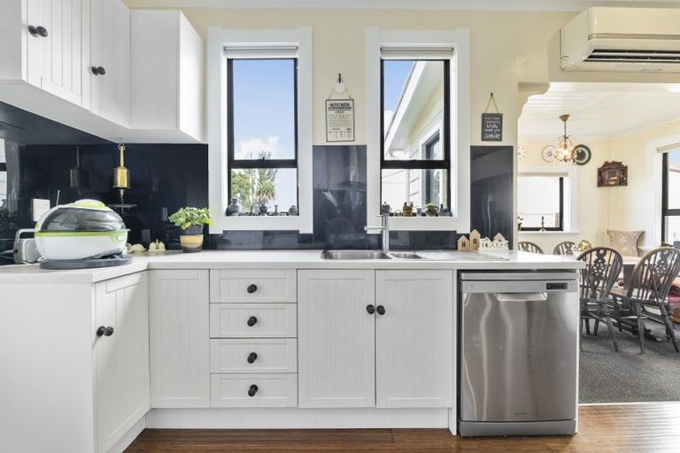 Photo of property in 17 Graham Street, Eltham, 4322