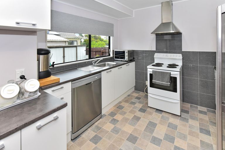 Photo of property in 2/8 Celmisia Place, Weymouth, Auckland, 2103