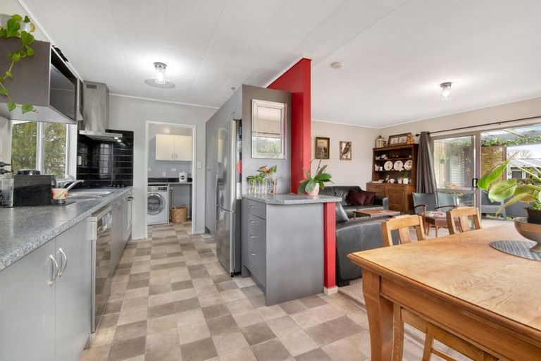 Photo of property in 6 Parakai Avenue, Parakai, 0830